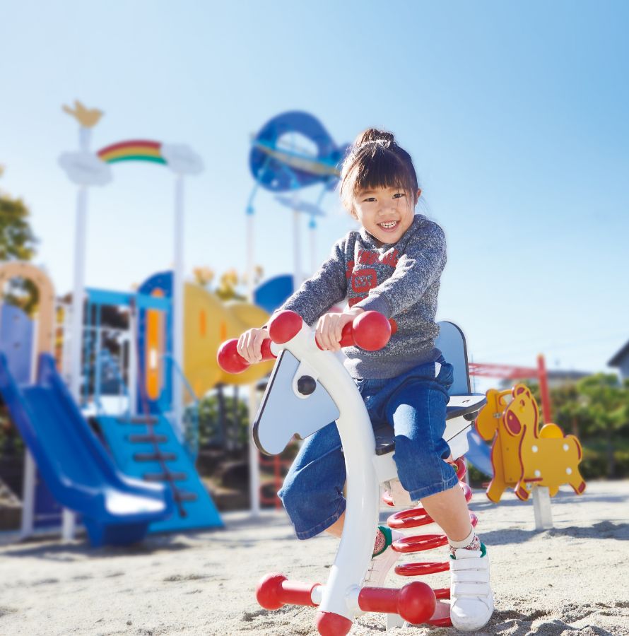 遊具で遊ぶ女の子